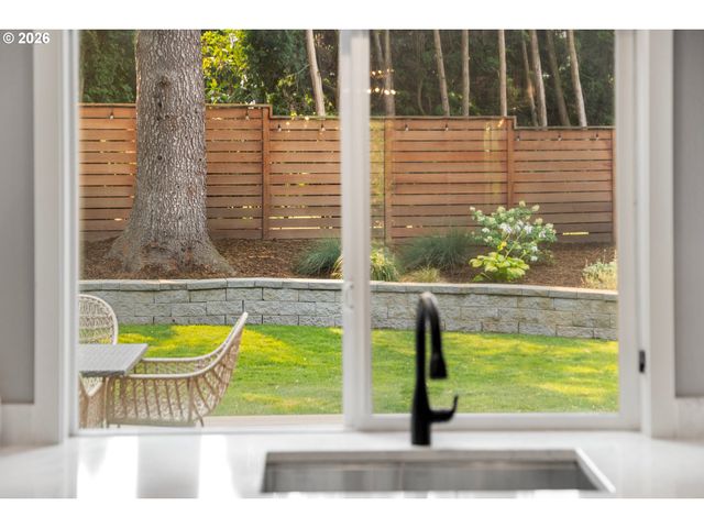 397 LIVINGOOD Ln, Lake Oswego, OR 97034