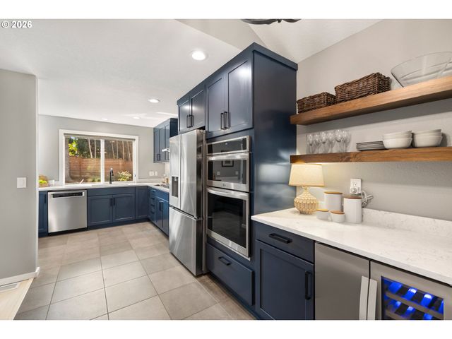 397 LIVINGOOD Ln, Lake Oswego, OR 97034