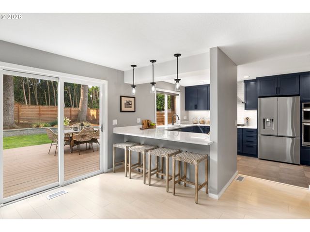 397 LIVINGOOD Ln, Lake Oswego, OR 97034