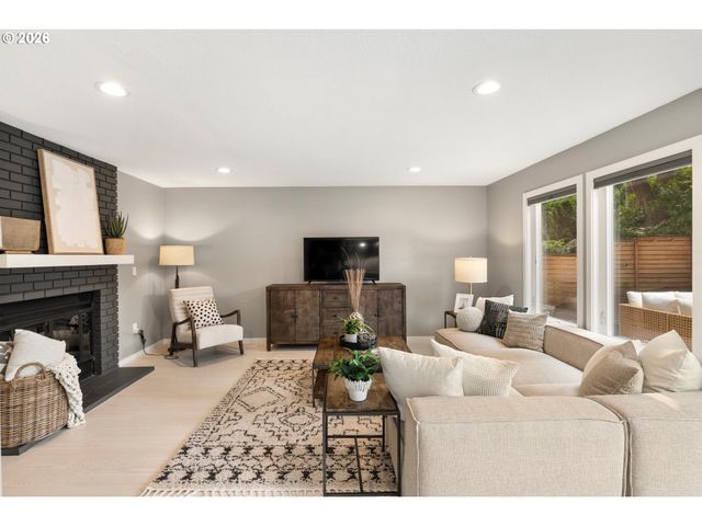 397 LIVINGOOD Ln, Lake Oswego, OR 97034