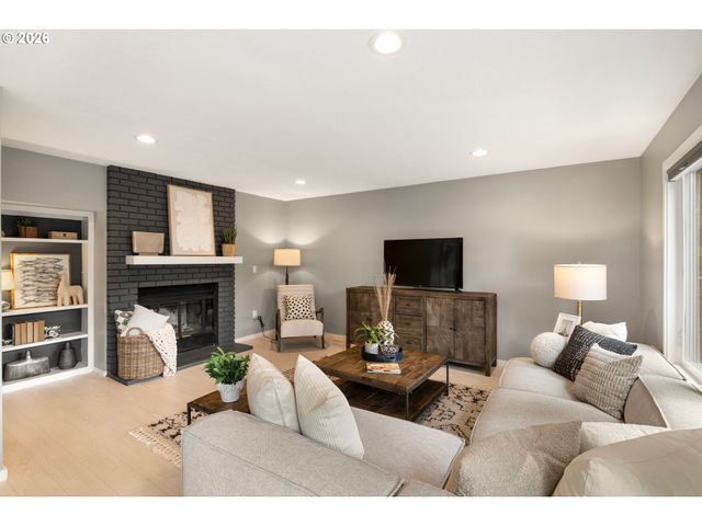 397 LIVINGOOD Ln, Lake Oswego, OR 97034