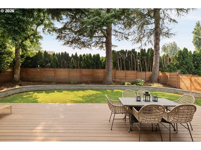 397 LIVINGOOD Ln, Lake Oswego, OR 97034