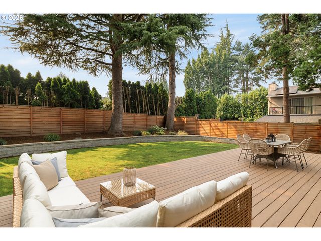 397 LIVINGOOD Ln, Lake Oswego, OR 97034