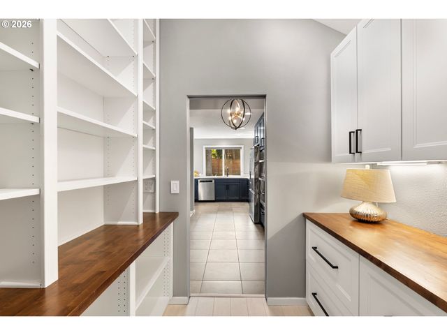 397 LIVINGOOD Ln, Lake Oswego, OR 97034