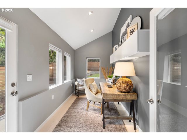 397 LIVINGOOD Ln, Lake Oswego, OR 97034