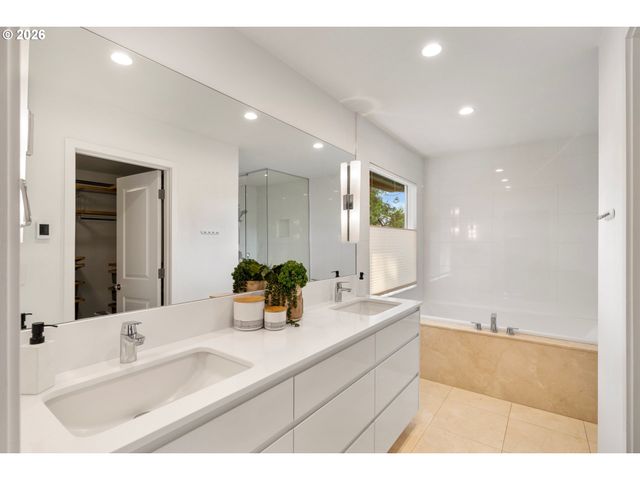 397 LIVINGOOD Ln, Lake Oswego, OR 97034