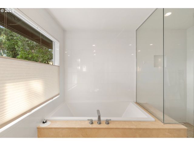 397 LIVINGOOD Ln, Lake Oswego, OR 97034