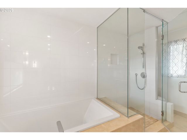 397 LIVINGOOD Ln, Lake Oswego, OR 97034