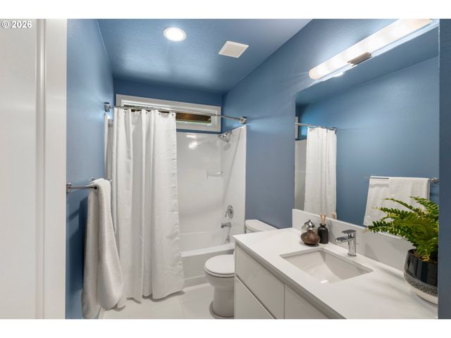 397 LIVINGOOD Ln, Lake Oswego, OR 97034