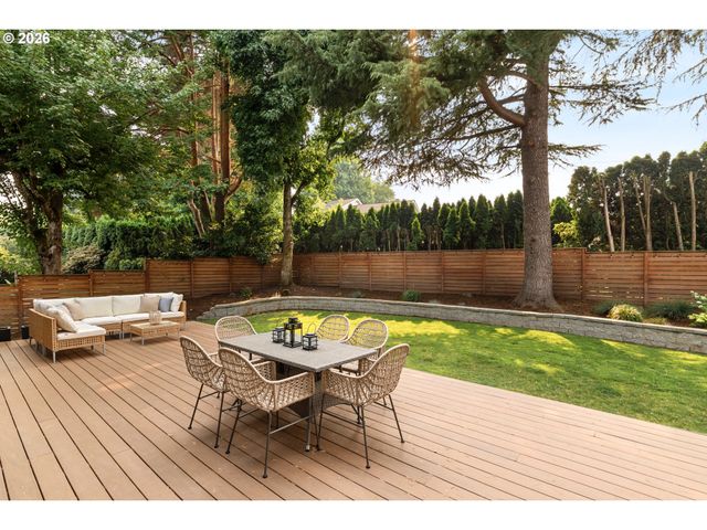 397 LIVINGOOD Ln, Lake Oswego, OR 97034