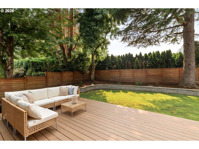 397 LIVINGOOD Ln, Lake Oswego, OR 97034