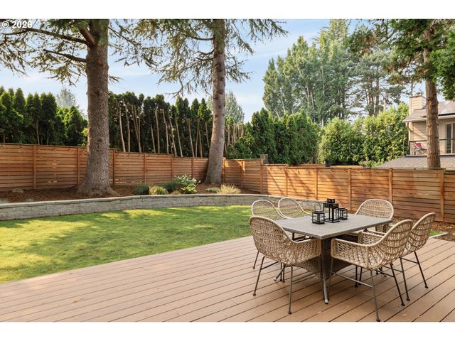 397 LIVINGOOD Ln, Lake Oswego, OR 97034