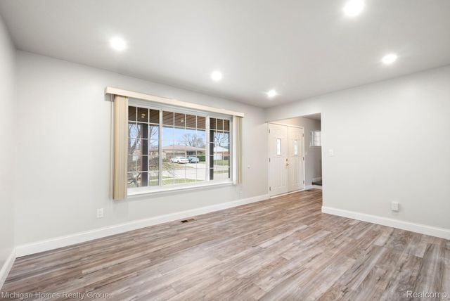 14484 Royal Drive, Sterling Heights, MI 48312