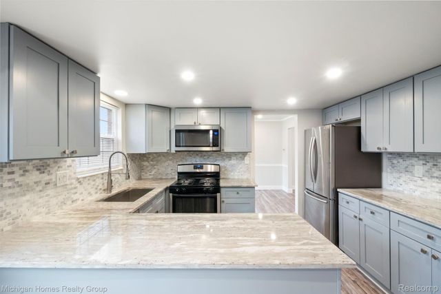 14484 Royal Drive, Sterling Heights, MI 48312