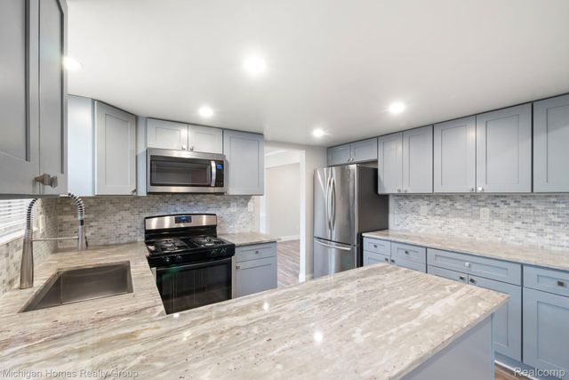 14484 Royal Drive, Sterling Heights, MI 48312