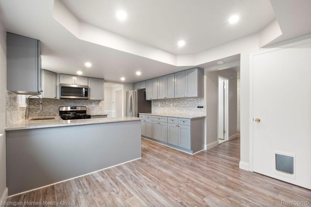 14484 Royal Drive, Sterling Heights, MI 48312