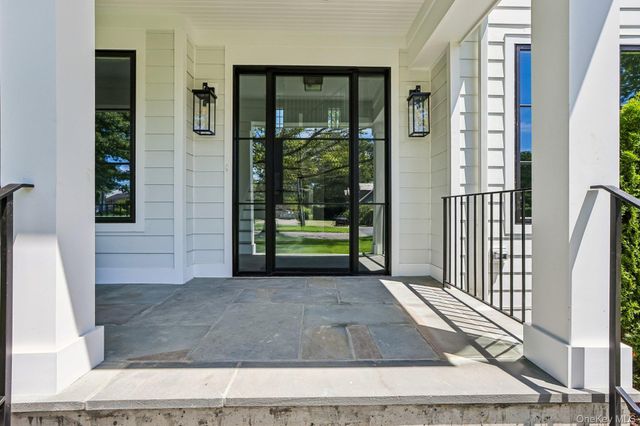 41 Potters Lane, New Rochelle, NY 10805