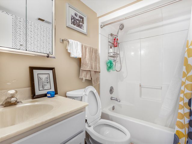 4530 W 93rd Street 2D, Oak Lawn, IL 60453