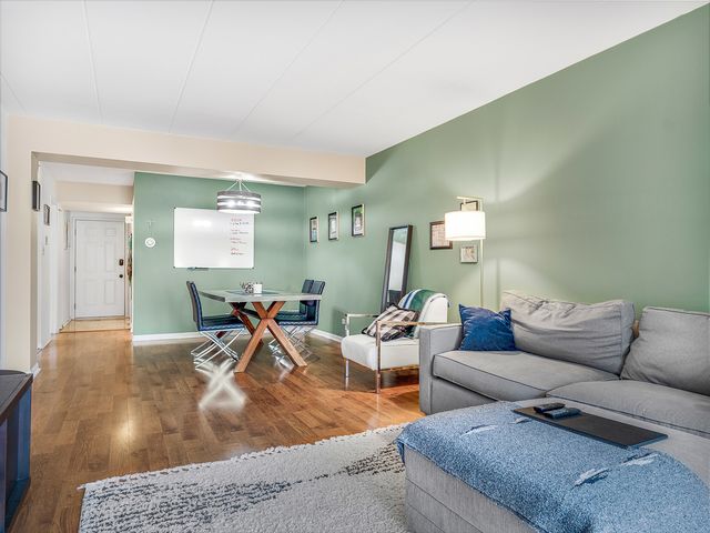 4530 W 93rd Street 2D, Oak Lawn, IL 60453