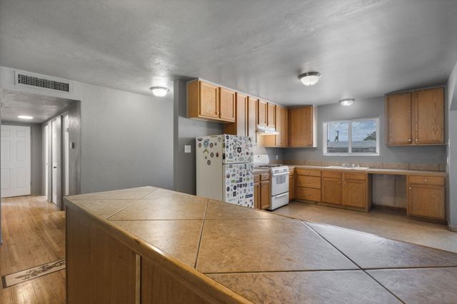 1704 Cornell Drive SE, Albuquerque, NM 87106
