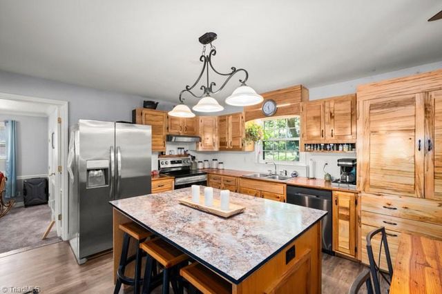 160 Pinelawn Drive, Kernersville, NC 27284