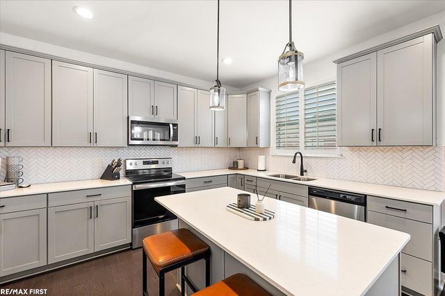 55543 Hogan Drive, Macomb Twp, MI 48042