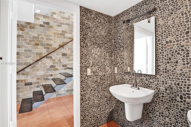 690 SW 1st Ct 1213, Miami, FL 33130