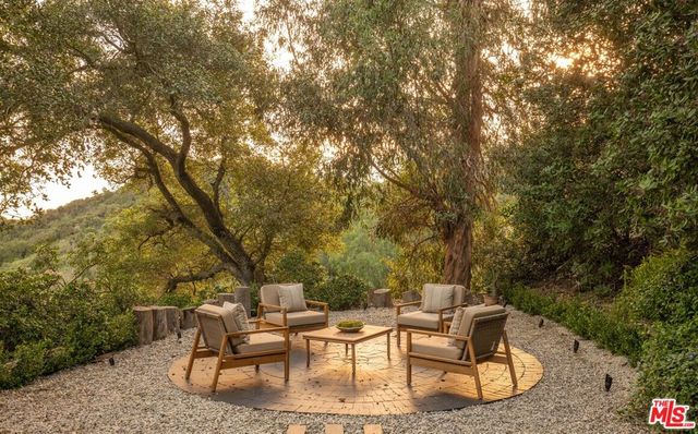 12752 Mulholland Drive, Los Angeles, CA 90210