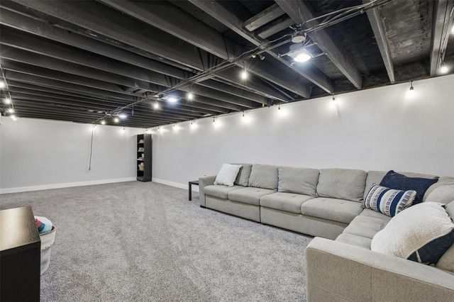 5759 1st Avenue SW, Cedar Rapids, IA 52405