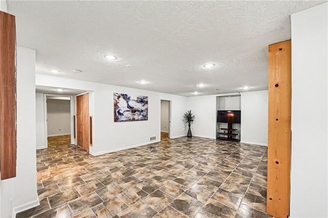 18527 W 153 Place, Olathe, KS 66062