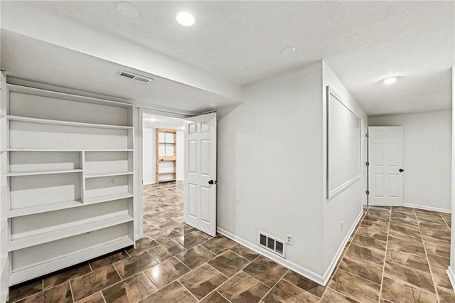 18527 W 153 Place, Olathe, KS 66062