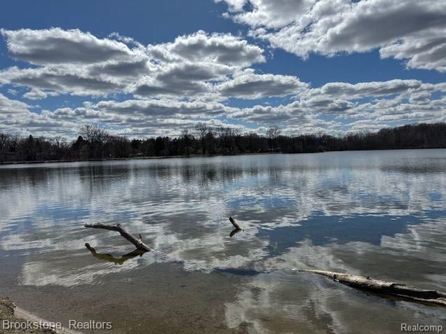 711 Sylvanwood Drive, Troy, MI 48085