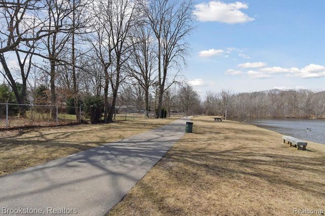 711 Sylvanwood Drive, Troy, MI 48085