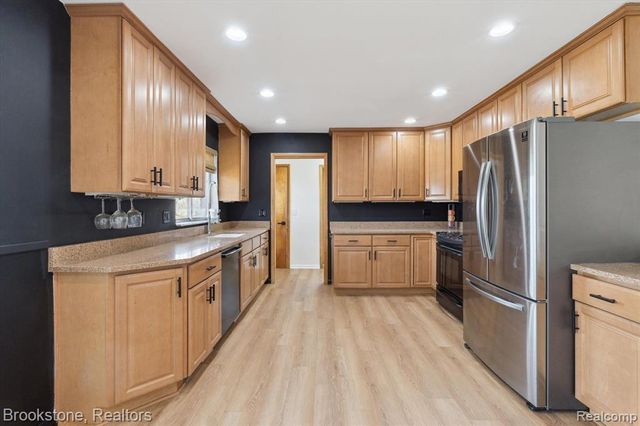 711 Sylvanwood Drive, Troy, MI 48085