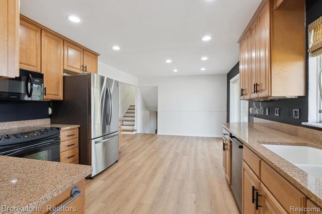 711 Sylvanwood Drive, Troy, MI 48085