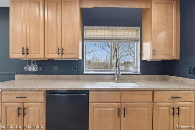 711 Sylvanwood Drive, Troy, MI 48085