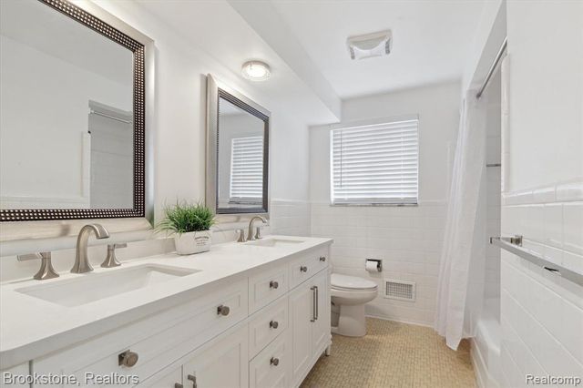 711 Sylvanwood Drive, Troy, MI 48085