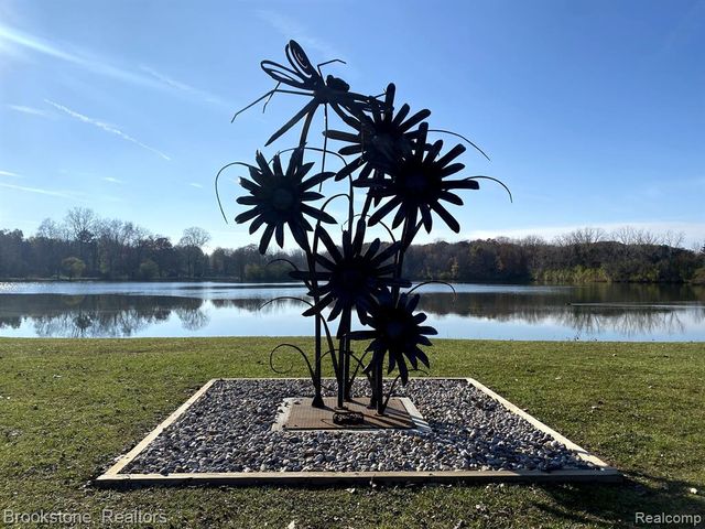 711 Sylvanwood Drive, Troy, MI 48085