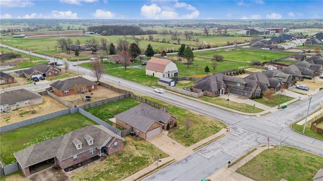 581 Tamarron Drive, Centerton, AR 72719