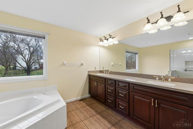 2 Clarke Court, Glendale, OH 45246