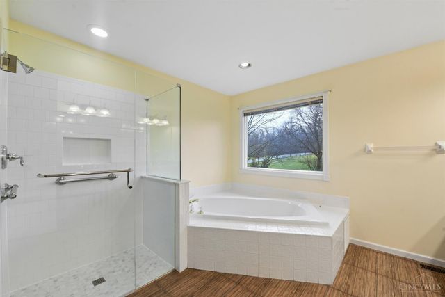 2 Clarke Court, Glendale, OH 45246