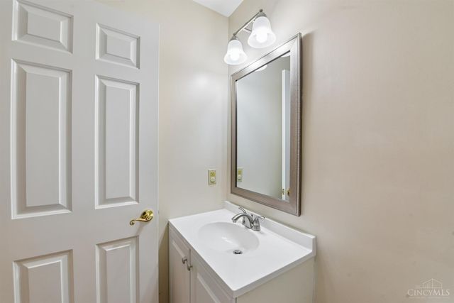 2 Clarke Court, Glendale, OH 45246