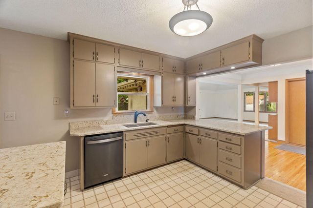 1390 Skillman Avenue W, Roseville, MN 55113