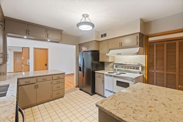 1390 Skillman Avenue W, Roseville, MN 55113