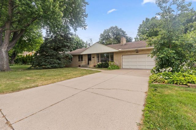 1390 Skillman Avenue W, Roseville, MN 55113
