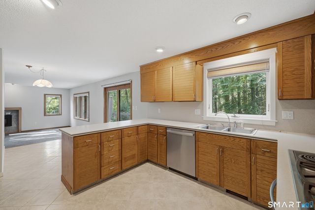 23 Walts Hill, Bloomfield, CT 06002