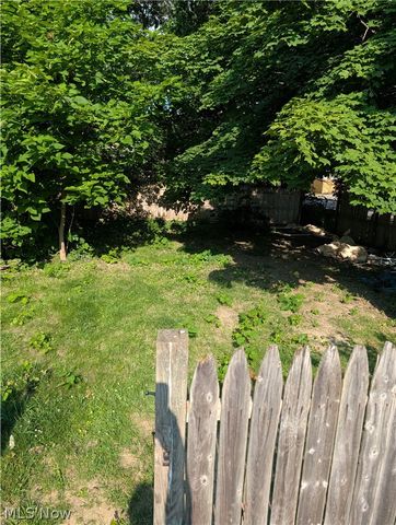 405 Oak Knoll SE, Warren, OH 44483