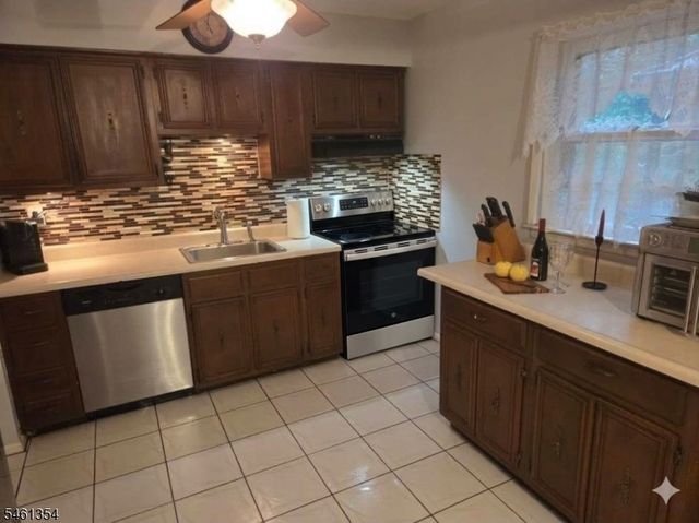 568 Stanley Pl, Mount Arlington Boro, NJ 07850