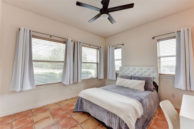 109 Vista Oaks DR, Dripping Springs, TX 78620