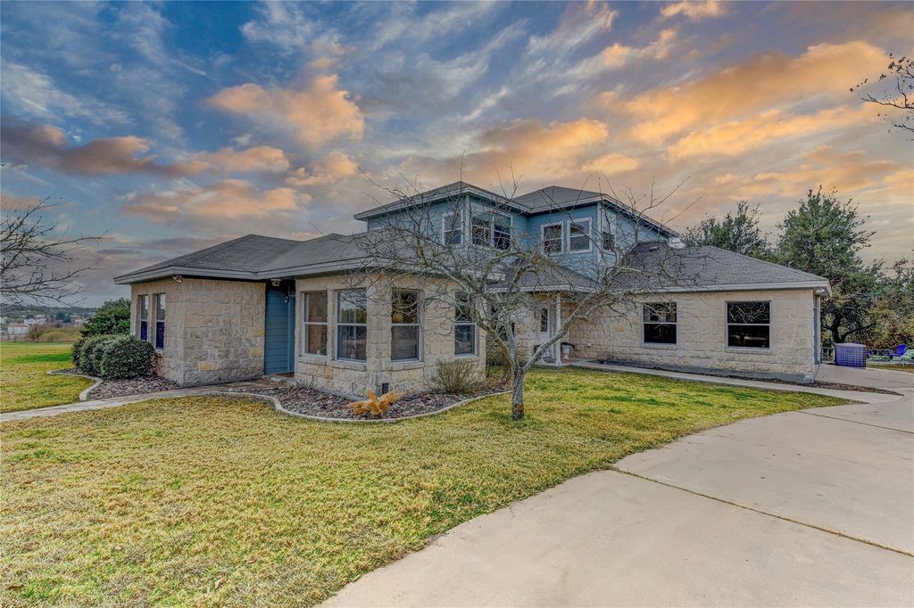 109 Vista Oaks DR, Dripping Springs, TX 78620